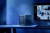 Quitter la maison l’esprit tranquille, en ayant la possibilité de jeter un coup d’œil sur ce qui s'y passe, c’est possible avec la solution de vidéosurveillance de Synology. Elle combine des caméras intelligentes qui sont connectées sur un puissant serveur de stockage NAS.